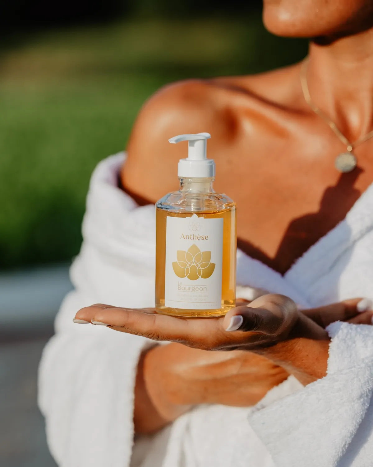 Shampoing Le Bourgeon Anthèse dans les mains – soin naturel cheveux normaux.