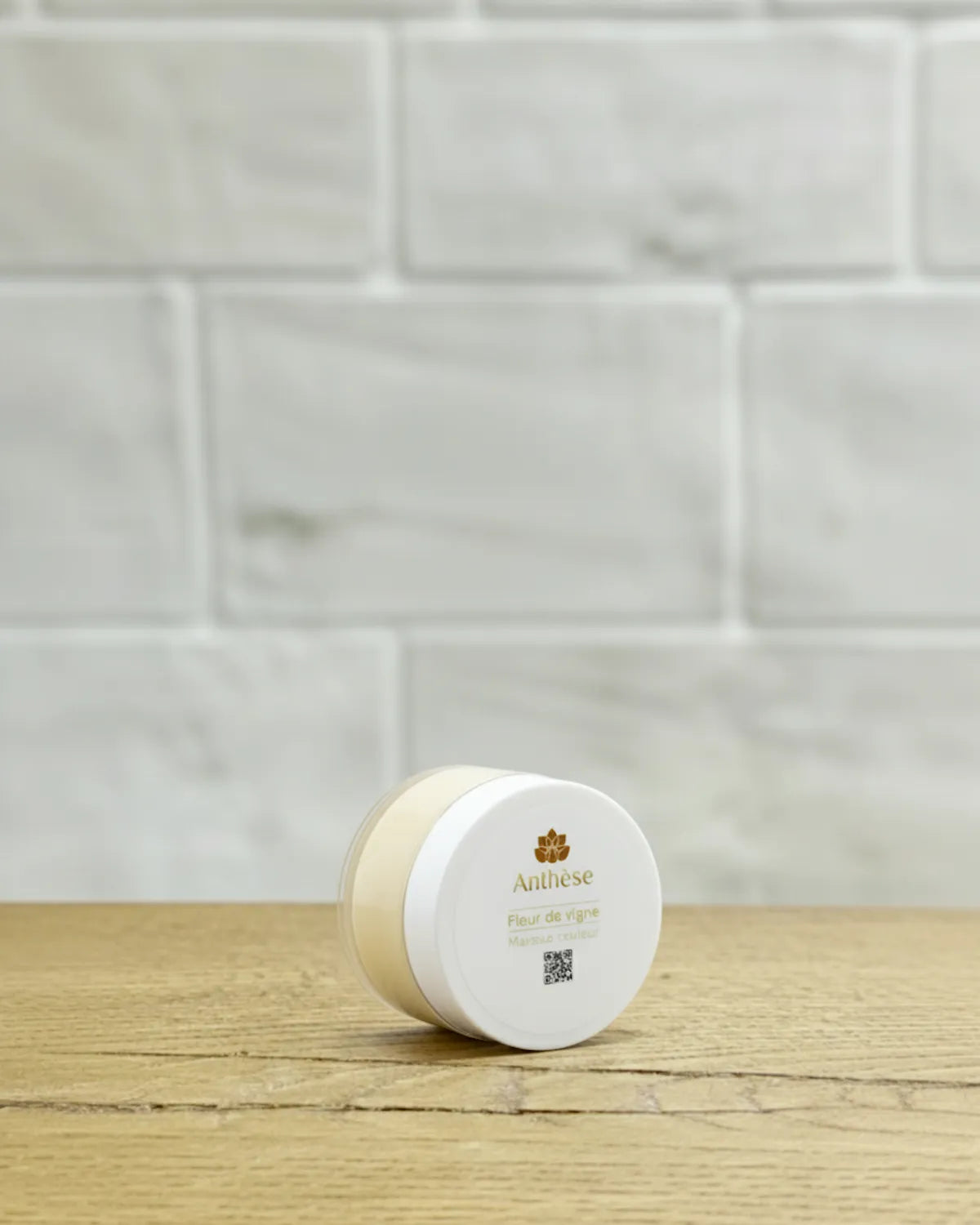 Masque Fleur de Vigne 15 ml posé sur un plan de travail, soin protecteur pour cheveux colorés.