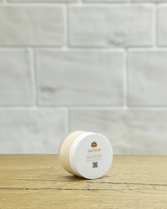 Masque Fleur de Vigne 15 ml posé sur un plan de travail, soin protecteur pour cheveux colorés.