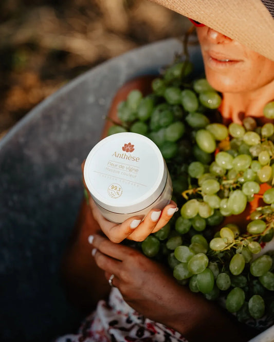 Masque Fleur de Vigne Anthèse avec grappes de raisin – soin capillaire naturel cheveux colorés.