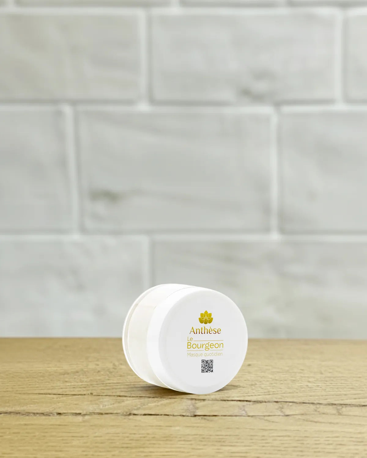 Masque Le Bourgeon 15 ml posé sur plan de travail bois, soin hydratant pour cheveux naturels.