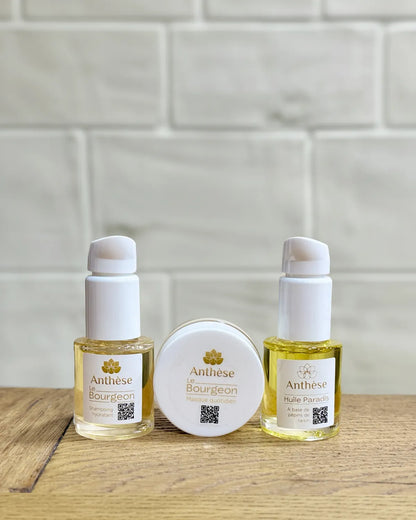 Routine Le Bourgeon 15 ml en format mini posée sur un plan de travail, soins pour cheveux naturels.