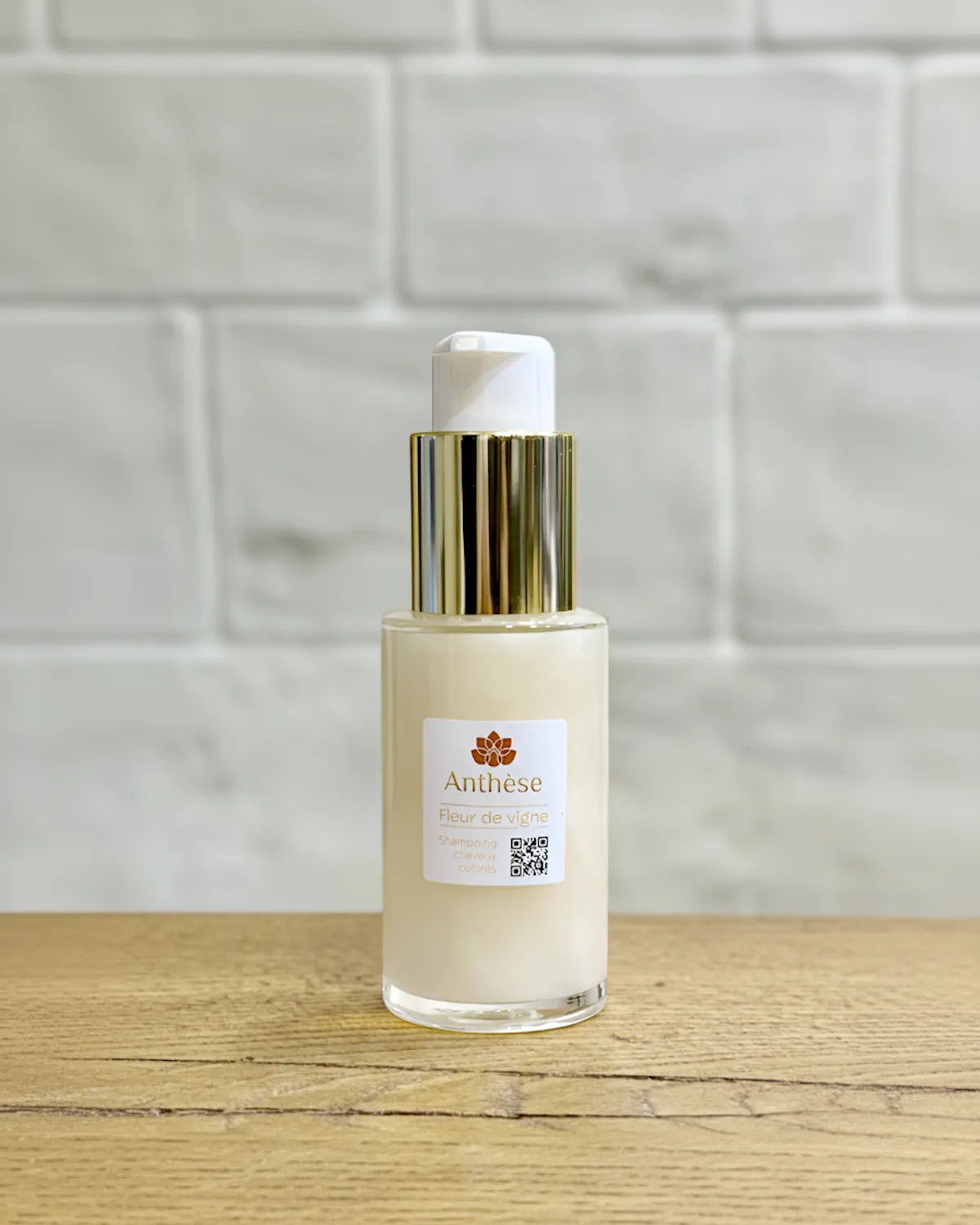 Shampoing Fleur de Vigne 50 ml sur plan de travail, soin protecteur pour cheveux colorés.