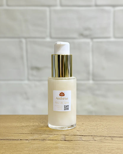 Shampoing Fleur de Vigne 50 ml sur plan de travail, soin protecteur pour cheveux colorés.