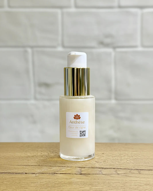 Shampoing Fleur de Vigne 50 ml sur plan de travail, soin protecteur pour cheveux colorés.