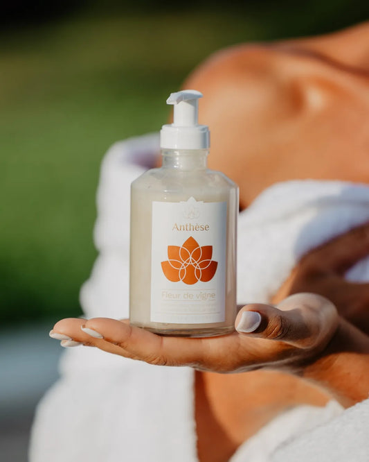 Shampoing Fleur de Vigne Anthèse dans la douche – soin naturel cheveux colorés.