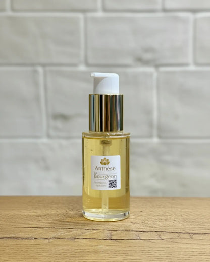 Shampoing Le Bourgeon 50 ml posé sur un plan de travail avec carrelage blanc, soin pour cheveux naturels.