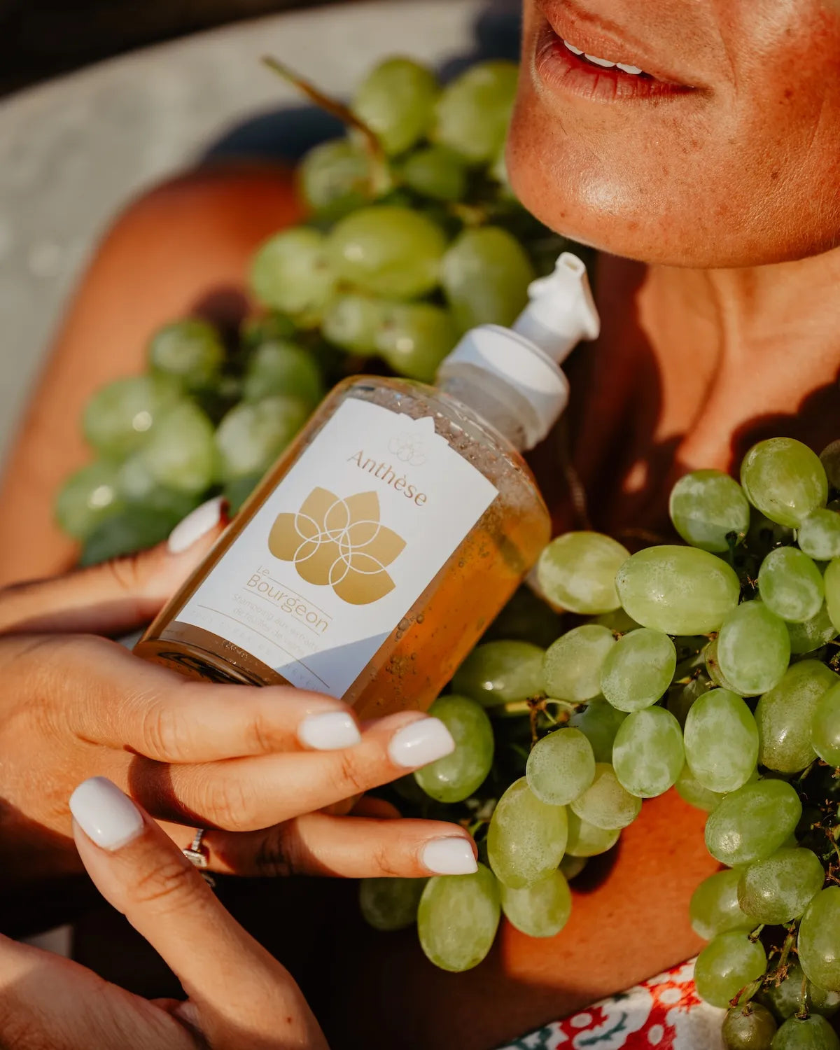 Shampoing Le Bourgeon Anthèse avec grappes de raisins – soin capillaire à base d'extrait de raisins.
