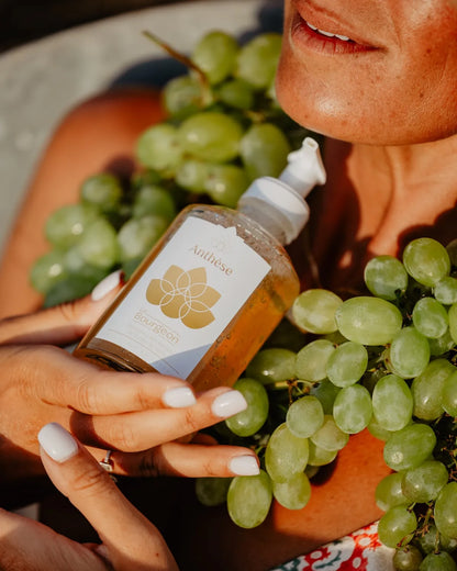 Shampoing Le Bourgeon Anthèse avec grappes de raisins – soin capillaire à base d'extrait de raisins.